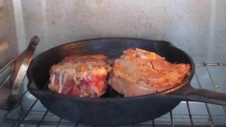 鲜嫩的法式黑椒烤羔羊排,煎大约40秒，翻面再煎40秒