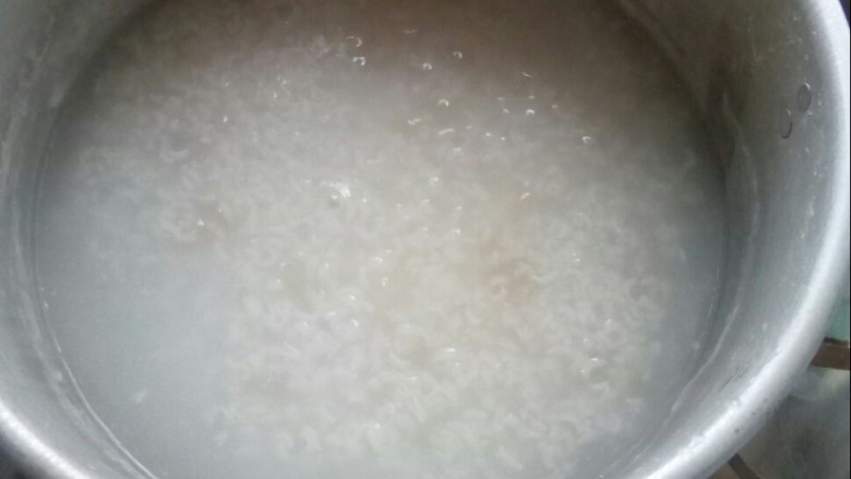 银耳枇杷香米粥,粥煮至浓稠。