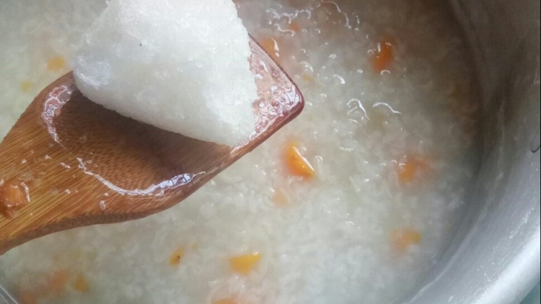 银耳枇杷香米粥,加冰糖。