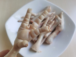 百香果柠檬鸡爪,鸡爪清洗干净后挨个把脚趾剪掉。
