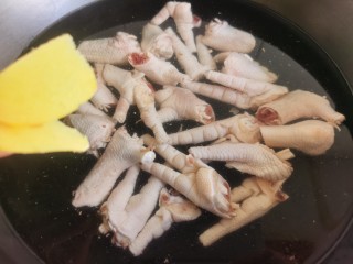 百香果柠檬鸡爪, 将剁好的鸡爪冷水下锅，放入两片姜片和一勺料酒煮开。