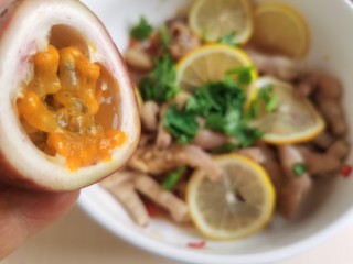 百香果柠檬鸡爪,百香果从中间对半切开，用勺子挖出果肉，放入鸡爪中。