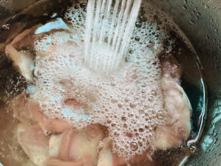 凉拌鸡胗,先用水冲洗；