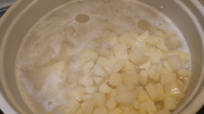 家常土豆腊肠煲仔饭(焖饭),土豆切好直接进锅，这样焖出来比较软
