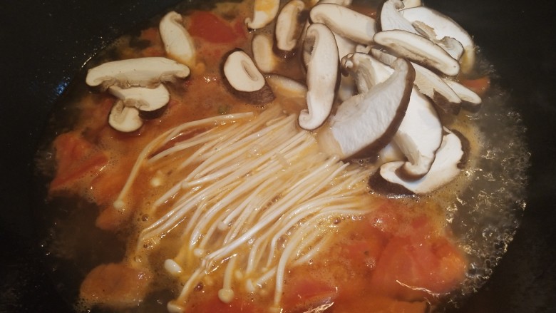 番茄豆腐胡辣汤,放入金针菇和香菇再煮开
