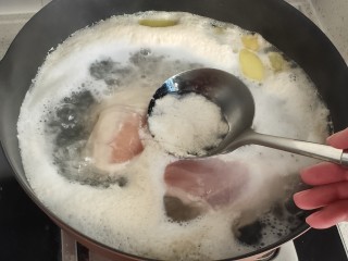 手撕鸡胸肉,水开后撇去浮沫，盖盖煮20分钟左右