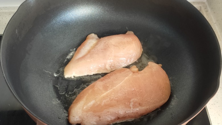 照烧鸡胸肉,锅中热油，放入鸡胸肉
