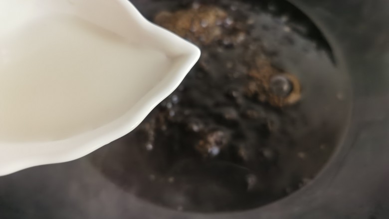 鲍鱼捞饭,最后加入少许水淀粉勾芡。水淀粉要一点点加，直到料汁成合适稠度。