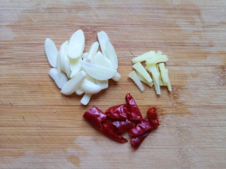 西兰花炒牛肉丸子,大蒜切成片，生姜切成丝，干红辣椒掰成小段。