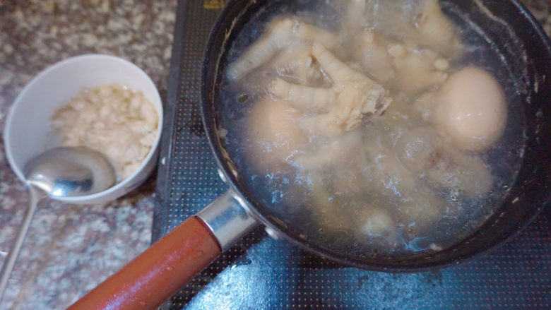 香辣卤鸡爪,煮开后将浮于表面的白沫捞出倒掉