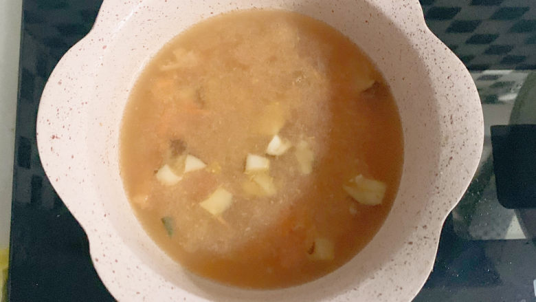 宝宝辅食：茄汁香菇小花星星面,番茄炒出汁后加适量的清水
