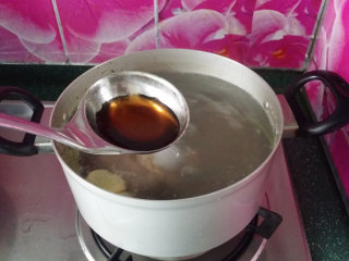 海带筒骨汤,煮开后放入料酒去腥增香，再撇去表面浮沫和葱段