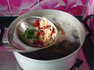 海带筒骨汤,最后放入虾米、枸杞和葱花，煮上1分钟即可关火