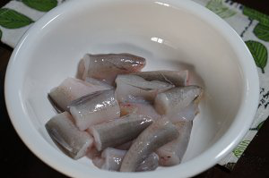 椒盐龙头鱼,为了吃起来方便，制作起来方便，先将龙头鱼切成三段