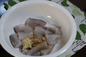 椒盐龙头鱼,提前腌制入味，加入酱油10ml，加入蒜泥一勺，加入胡椒粉，加入一丢丢盐