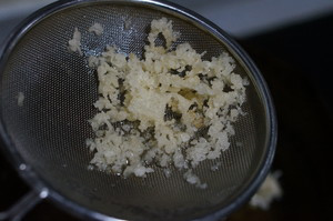 椒盐龙头鱼,炸的时间大约是一分半至两分钟，如果你喜欢吃那些碎渣渣，也可以将湿粉，用筷子或者小勺子滴一些在油锅中，炸好之后漏勺捞出来。