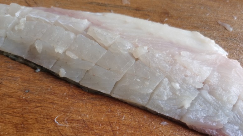 糖醋鲈鱼,在鱼片上打上花刀。