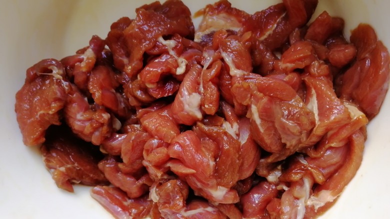 西兰花炒牛肉,拌匀，水淀粉是避免牛肉和热锅直接接触，使其嫩滑。