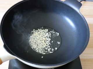 糖醋茄子,另起锅，倒入少许玉米油，将蒜末煸炒出香味；