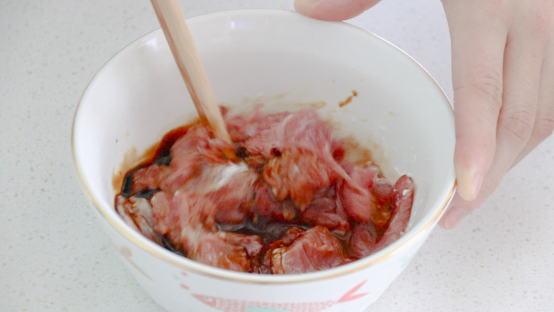 西兰花炒牛肉,搅拌均匀，防止一旁腌制一会儿
