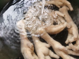 香辣卤鸡爪,将焯水后的鸡爪用温水冲洗掉血沫和杂质。