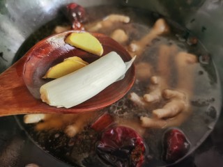 香辣卤鸡爪,放入葱段和姜片。
