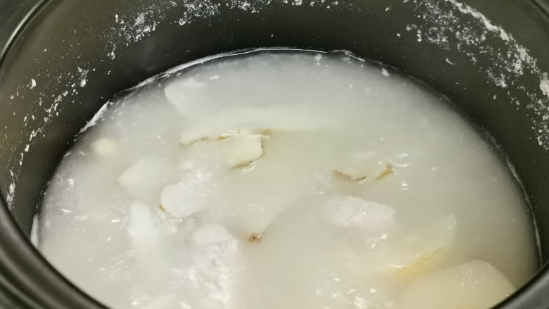 清补凉汤【热天喝下这碗汤后，火气少了、口不渴了，整个人都清凉了

】,火候够，汤色奶白奶白的。