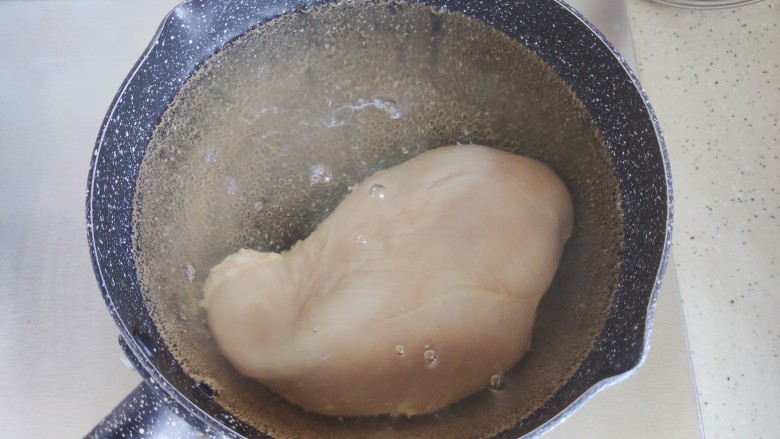 手撕鸡胸肉,放入鸡胸肉，煮15-20分钟（在于鸡胸肉的大小）