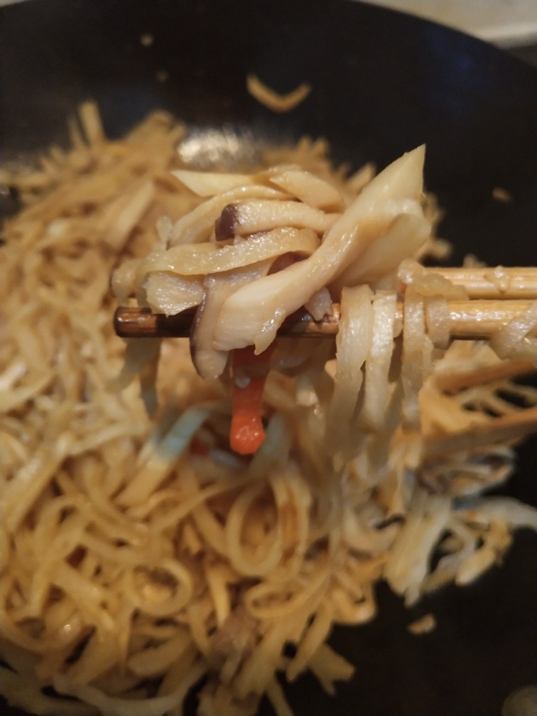 香辣美味的杏鲍菇肉炒饼,微辣不呛，金针菇香嫩，饼丝入味劲道，瘦肉香嫩，不能吃辣就去掉小米辣，味道估计也不赖