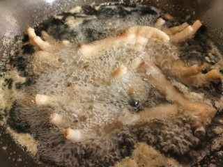 香辣卤鸡爪,将鸡爪凉水下锅烧开焯水，煮出血沫后关火。