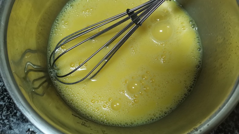 手把手教你做，超级好看，也超级好吃的芒果班戟,把鸡蛋加入牛奶黄油里面搅拌均匀