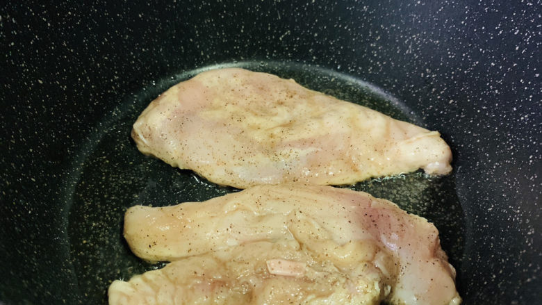 照烧鸡胸肉,锅里加2勺食用油，烧热，加入腌制好的鸡胸肉，有十字纹的面向下；