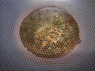 五彩斑斓鹌鹑蛋,油热后加入花椒爆香。