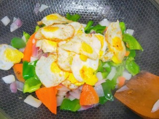 五彩斑斓鹌鹑蛋,炒至蔬菜变软，加入鹌鹑蛋。