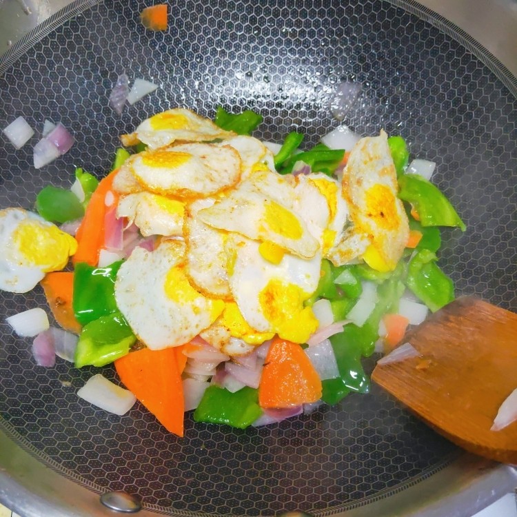 五彩斑斓鹌鹑蛋,炒至蔬菜变软，加入鹌鹑蛋。