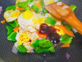 五彩斑斓鹌鹑蛋,加入适量的蚝油和鸡精翻炒。