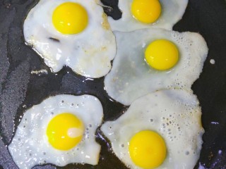五彩斑斓鹌鹑蛋,把鹌鹑蛋依次磕入电饼铛中。