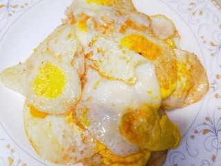 五彩斑斓鹌鹑蛋,依次煎好后盛出备用。