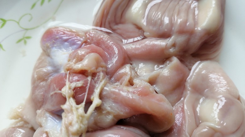 酸豆角炒鸡胗,上面的筋膜撕掉并清洗干净