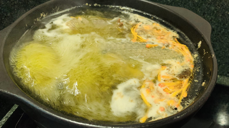 虫草花乌鸡汤,调小火，盖住锅盖，慢炖1个小时；