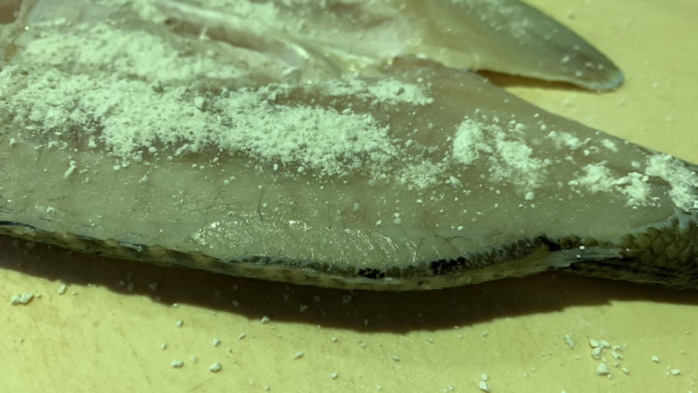 糖醋鲈鱼,用厨房纸吸干水分，撒上玉米淀粉；