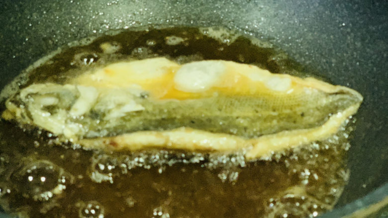 糖醋鲈鱼,一面金黄；