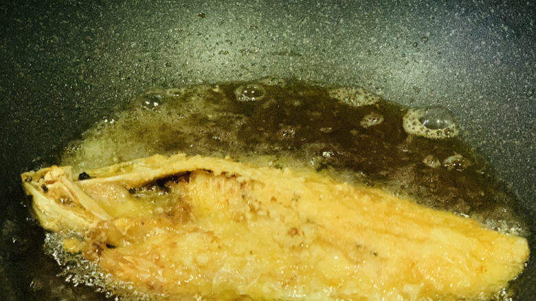 糖醋鲈鱼,翻另一面继续炸金黄；