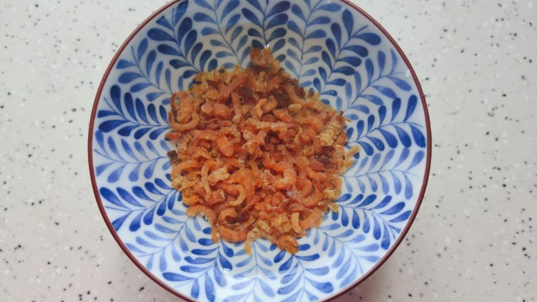 丝瓜炒毛豆,金钩海米冲洗干净，用适量清水浸泡备用
