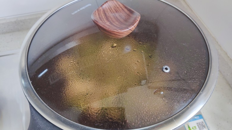 丝瓜炒毛豆,盖上锅盖，转小火，煮2分钟