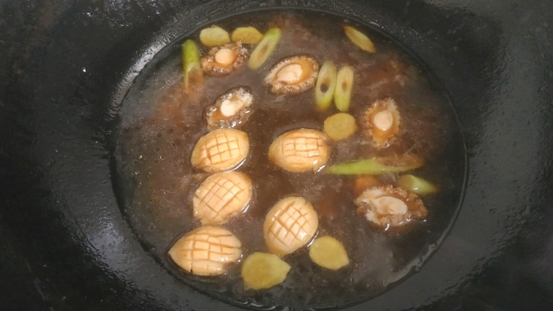 鲍鱼捞饭,把鲍鱼连同腌制鲍鱼的调料一起倒入锅中
