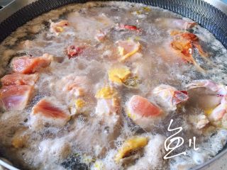 杏鲍菇烧鸡块,鸡块凉水下锅，焯水去血沫