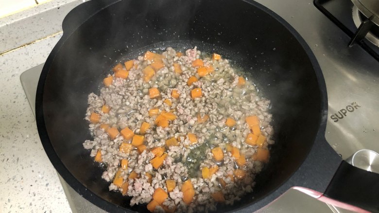 营养菌菇肉碎扯面,再把猪肉末放入锅中，翻炒至外面变白。