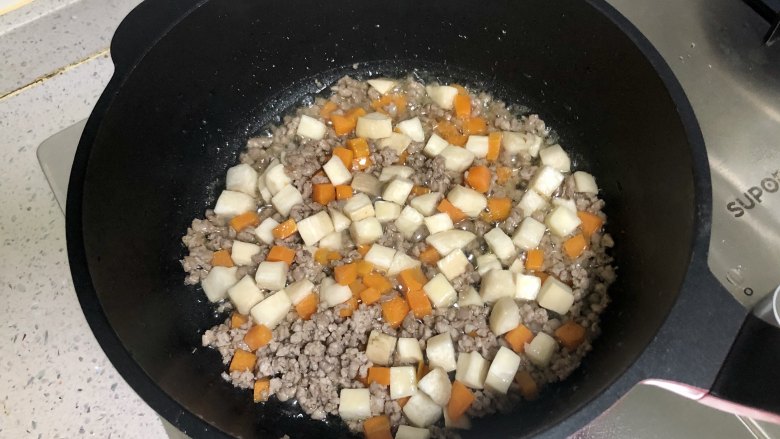 营养菌菇肉碎扯面,然后倒入杏鲍菇，可以多炒一会儿；