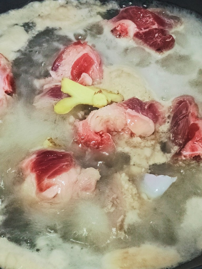 海带筒骨汤,骨头在水中煮约5分钟，中途捞一次浮沫